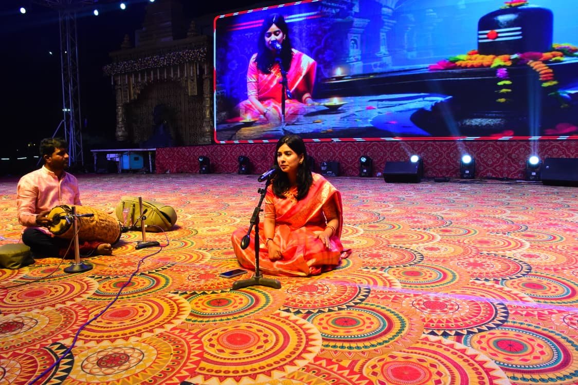 శివతాండవ స్తోత్రం ఆలపించిన ఇంచార్జి కలెక్టర్